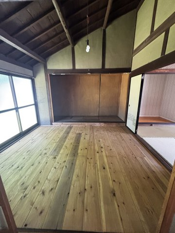 東近江市栗見出在家町の中古一戸建【和室】床板を張り替えており、畳ではない和室空間を生み出しています。