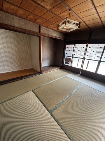 東近江市栗見出在家町の中古一戸建【和室】古民家ならではの畳ですね♪