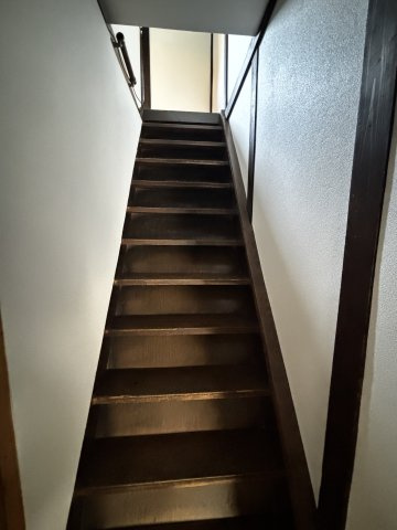 東近江市栗見出在家町の中古一戸建【内装】低めに作られている階段です♪