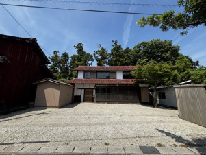 東近江市栗見出在家町の中古一戸建【外観】閑静な住宅街。緑に囲まれており、悠々自適な生活を送ることができます。