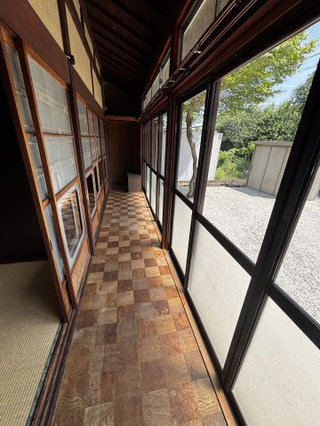 東近江市栗見出在家町の中古一戸建【内装】縁側があり天気のいい日には窓を開けて、日を浴びることができます。