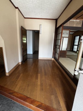 東近江市栗見出在家町の中古一戸建【玄関】階段下収納もあって便利です。