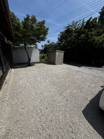 東近江市栗見出在家町の中古一戸建【駐車場】駐車場が広く3台以上とめることができます。親戚で集まるときにも便利ですね。