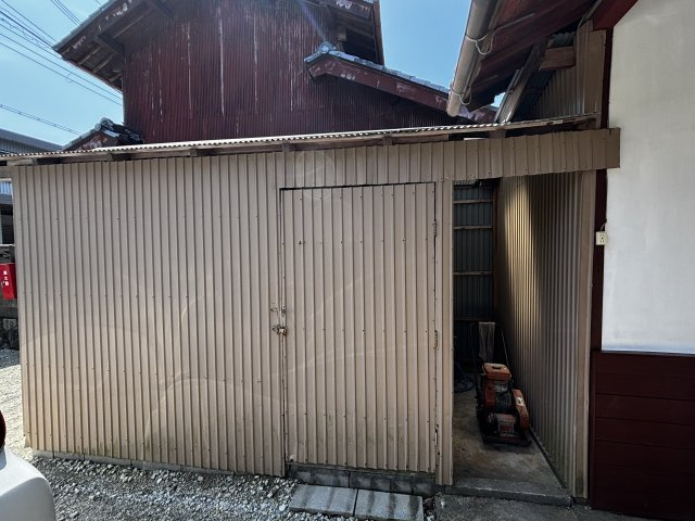 東近江市栗見出在家町の中古一戸建【収納】タイヤなど車用品も収納できます。