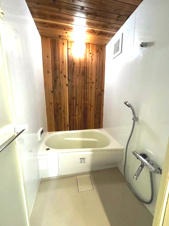 東近江市栗見出在家町の中古一戸建【浴室】【リフォーム済み】浴室を新品交換しました。一部木目調の壁でおしゃれに仕上がっています。