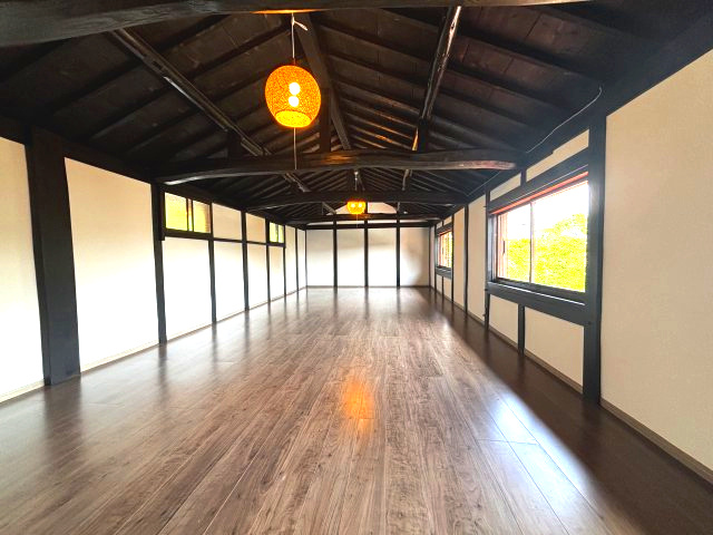 東近江市栗見出在家町の中古一戸建【洋室】2階の屋根裏部屋です。とても広く、趣味部屋などにお使いいただけます。