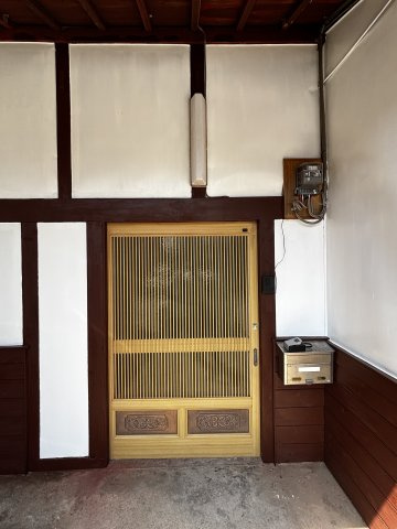 東近江市栗見出在家町の中古一戸建【玄関】古民家風の玄関です。