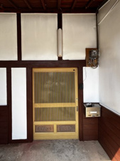 東近江市栗見出在家町の中古一戸建【玄関】古民家風の玄関です。