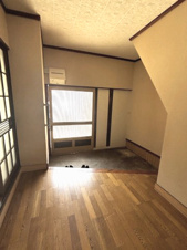 東近江市栗見出在家町の中古一戸建【玄関】広い作りになっています。