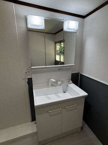 東近江市栗見出在家町の中古一戸建【独立洗面台】【リフォーム済み】三面鏡洗面化粧台を新品交換いたしました。収納もついており、使いやすくなってます。