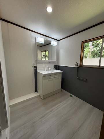 東近江市栗見出在家町の中古一戸建【洗面所】【リフォーム済み】新居のような出来上がりになっています。