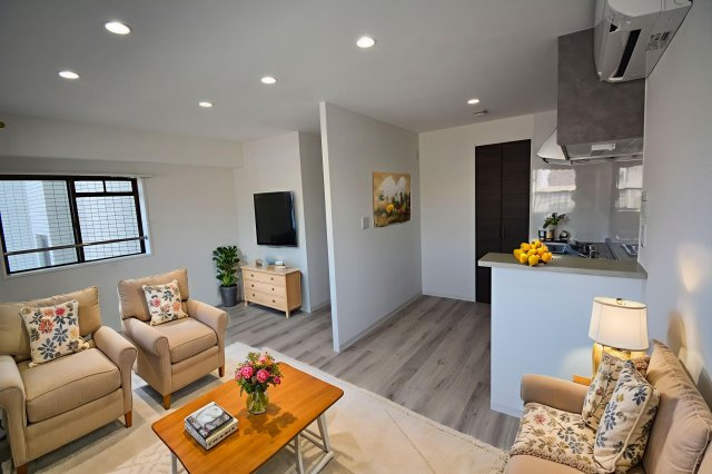 トーカンマンション上大川前【居間・リビング】リビングのバーチャルステージング画像です♪