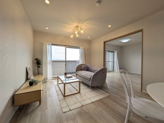 ☆ホームステージングしています。家具は撮影用です。