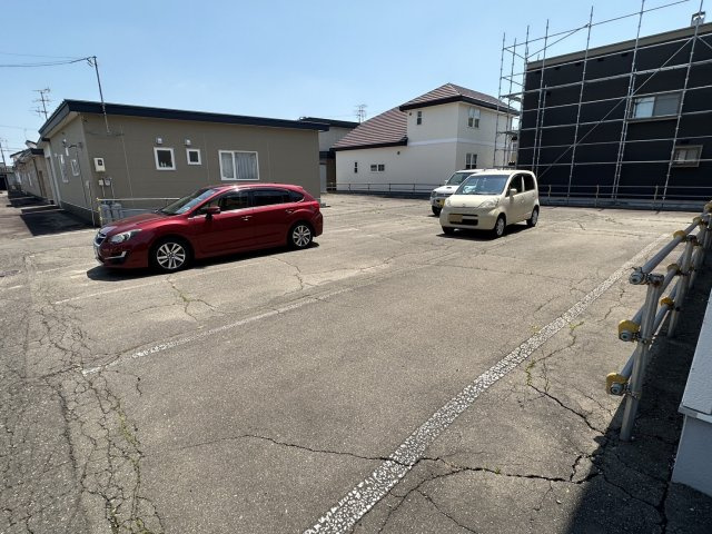 ラッキーストーリッジⅢ【駐車場】