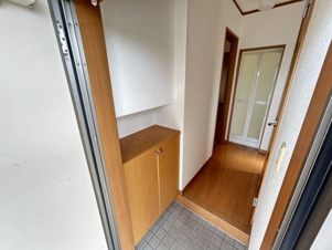 アトラエントⅢ【玄関】玄関収納があり、玄関がスッキリします！