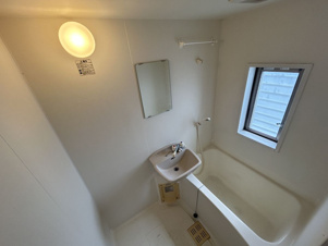 アトラエントⅢ【浴室】窓付きのお風呂は換気が出来るのでカビ対策が出来ます！