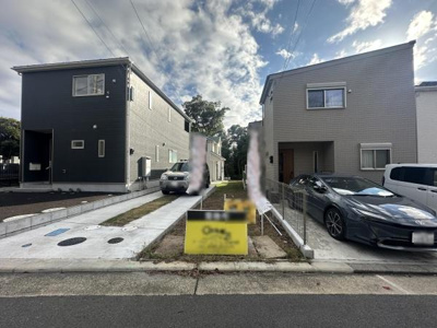 前面道路が広く車の出し入れがしやすい立地です。両隣には新しい住宅があり全体的に落ち着いた住宅街の雰囲気が感じられます。駐車スペースも確保されておりお車をお持ちの方にも便利です。