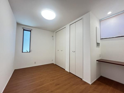 シンプルで落ち着いた雰囲気の洋室です。明るい照明と窓からの採光があり快適に過ごせます。収納スペースも確保されておりお部屋をすっきり保てます。便利なカウンタースペースも備えています。