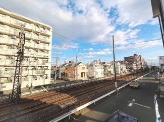 開放感のある眺望が広がり周囲の空間が広く感じられます。陽当たりの良さを感じる明るい街並みです。鉄道沿線に近く利便性も感じられるロケーションです。建物や道路の配置も見渡せる写真です。