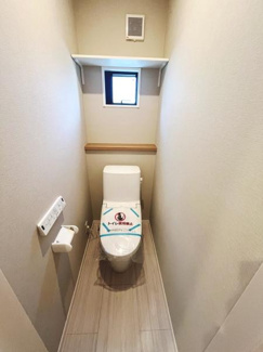 コンパクトな空間ながらも換気用の窓が設けられています。壁には棚があり収納にも便利です。床はお手入れしやすい素材が使用されています。清潔感のあるデザインです。