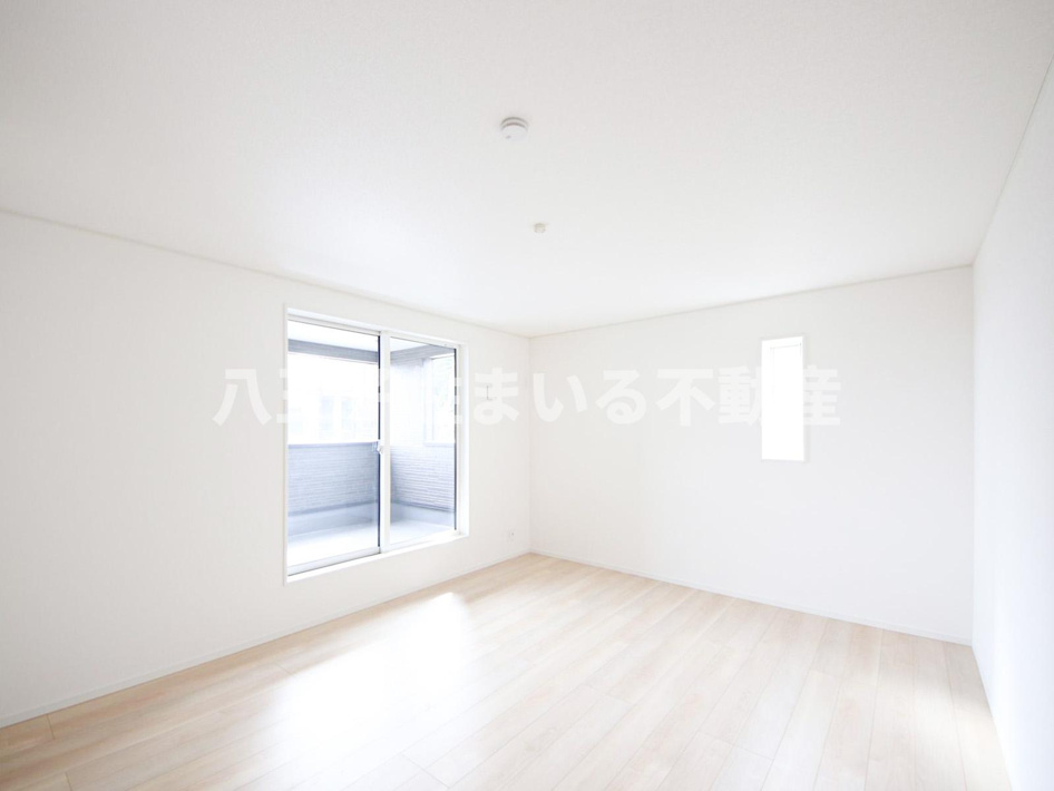 八王子市川口町888-1 新築【仲介手数料無料】【洋室】2面採光で日当たりや風通しのいい9.5帖の洋室。いつでも快適な空間でリフレッシュできそうです。