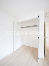八王子市川口町888-1 新築【仲介手数料無料】【収納】収納力が高いクローゼットを設置。衣類だけでなく、バッグや帽子などの小物もたっぷり収納できます。
