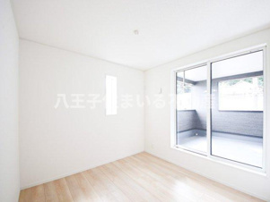 八王子市川口町888-1 新築【仲介手数料無料】【洋室】5帖の洋室　室内の採光に有効な掃き出し窓があるため、明るく快適な空間になります。