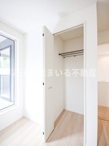 八王子市川口町888-1 新築【仲介手数料無料】【収納】折り戸タイプの収納は省スペースで開閉できる上に全開しやすいため、収納物の出し入れがスムーズです。