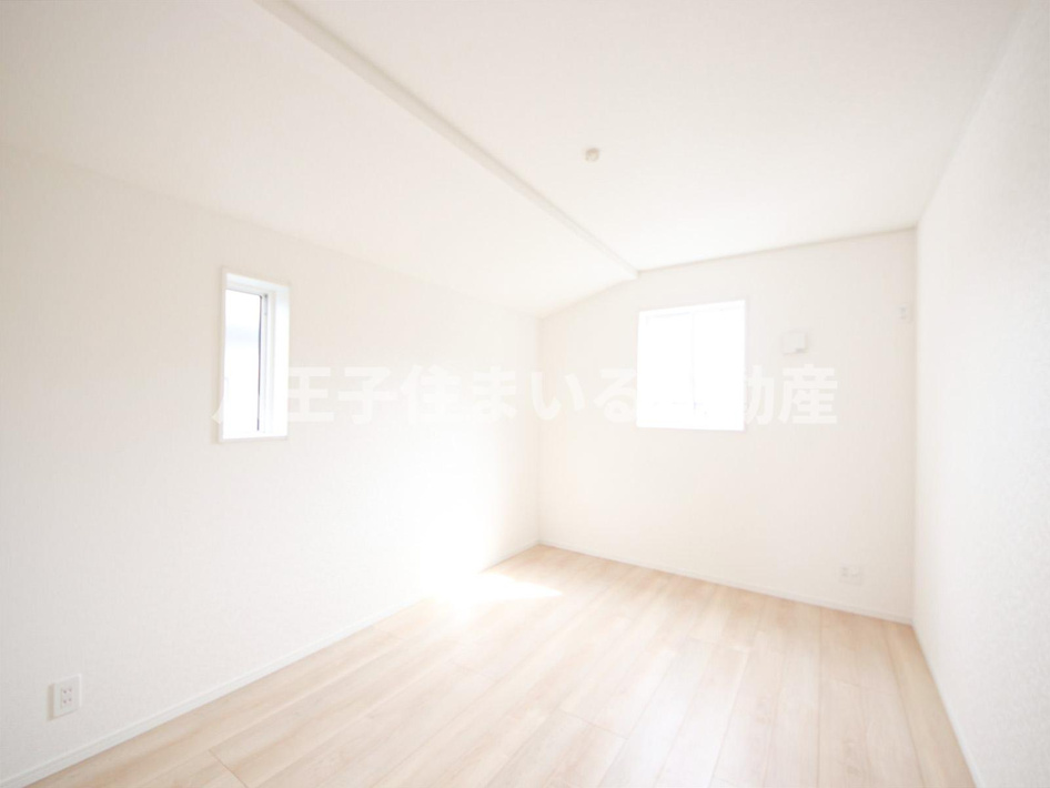 八王子市川口町888-1 新築【仲介手数料無料】【洋室】断熱効果のある複層ガラスを使用。昼夜の寒暖差が激しい日でも快適に過ごせます。