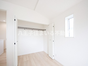 八王子市川口町888-1 新築【仲介手数料無料】【収納】服選びや収納、出し入れがしやすいハンガーラック付きの収納スペース。