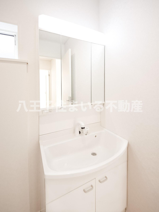 八王子市川口町888-1 新築【仲介手数料無料】【独立洗面台】三面鏡付き洗面化粧台は身だしなみが整えやすく、鏡裏に小物がたっぷり収納できます。