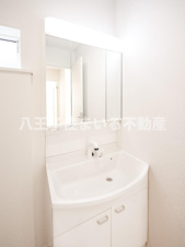 八王子市川口町888-1 新築【仲介手数料無料】【独立洗面台】三面鏡付き洗面化粧台は身だしなみが整えやすく、鏡裏に小物がたっぷり収納できます。