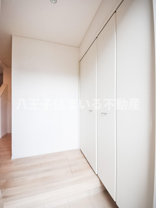 八王子市川口町888-1 新築【仲介手数料無料】【玄関】靴がたっぷり収納できるフロートタイプのシューズボックス。土間部分のお手入れもしやすいです。