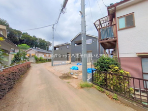 八王子市川口町888-1 新築【仲介手数料無料】【前面道路含む現地写真】前面道路は交通量が少ないため静かな住環境です。