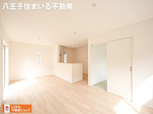八王子市川口町888-1 新築【仲介手数料無料】【居間・リビング】対面キッチンはお子様やペットの様子を見守りながら調理ができ、家族との会話も弾みます。