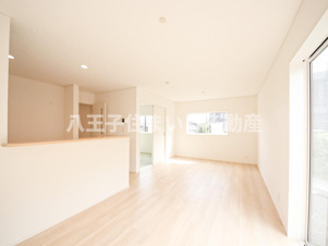 八王子市川口町888-1 新築【仲介手数料無料】【居間・リビング】南向きのリビングはたくさんの自然光が入り込み、明るく快適な空間でリラックスできます。