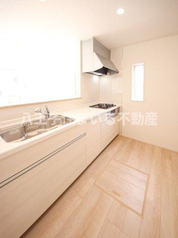 八王子市川口町888-1 新築【仲介手数料無料】【キッチン】油汚れに強く、水垢が目立ちにくい人造大理石のシステムキッチン 。