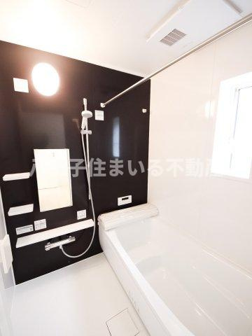 八王子市川口町888-1 新築【仲介手数料無料】【浴室】お子様とのバスタイムに便利なベンチのある浴槽。水を沸かす量が少ないので、節水・節電につながります。