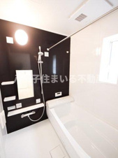 八王子市川口町888-1 新築【仲介手数料無料】【浴室】お子様とのバスタイムに便利なベンチのある浴槽。水を沸かす量が少ないので、節水・節電につながります。