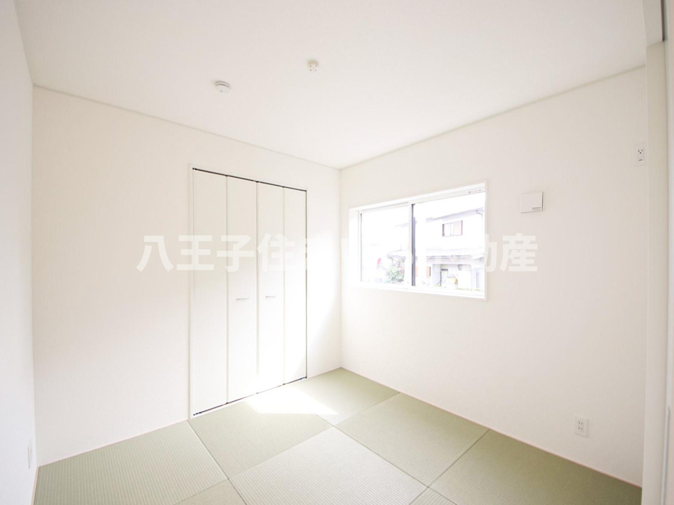 八王子市川口町888-1 新築【仲介手数料無料】【和室】琉球畳を採用した4.5帖の和室。ほどよいクッション性があるので、小さなお子様でも安心して遊べます。