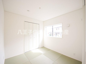 八王子市川口町888-1 新築【仲介手数料無料】【和室】琉球畳を採用した4.5帖の和室。ほどよいクッション性があるので、小さなお子様でも安心して遊べます。