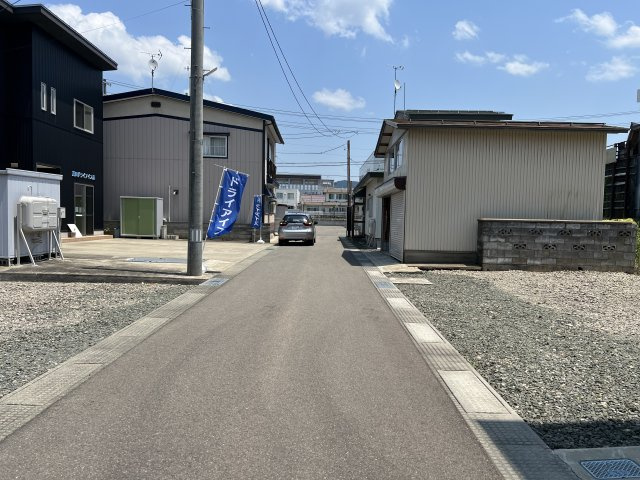 横手市三枚橋二丁目売地【前面道路含む現地写真】