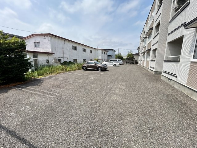 プラナス１３２【駐車場】