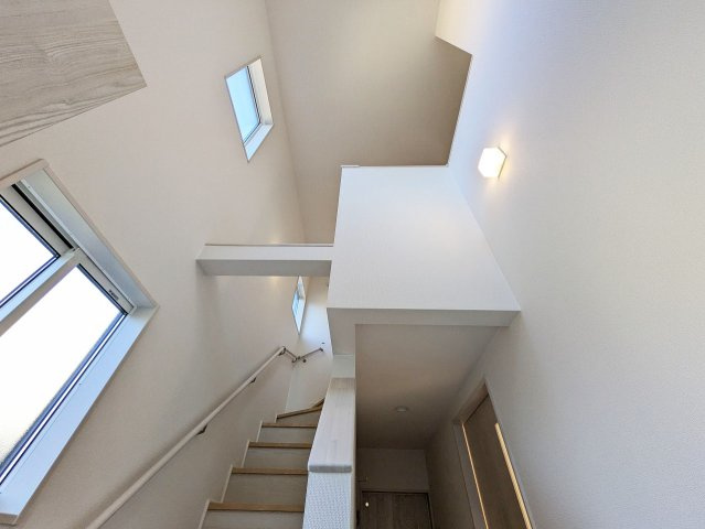 玄関の上部は開放感のある吹抜けになっております