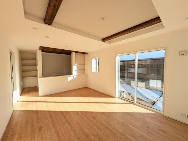 広々リビングは、ソファーやテーブルを置いてもくつろぎの空間が保てる使いやすい設計になっています