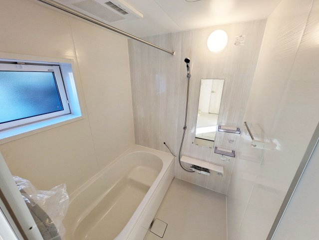 落ち着いた色合いの壁面が特徴の浴室。ゆっくり寛ぐ事の出来る空間です