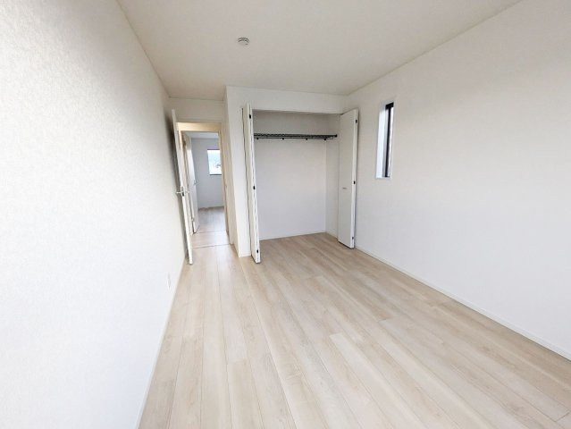 シンプルな洋室は、様々なインテリアに合わせやすいのが魅力です　