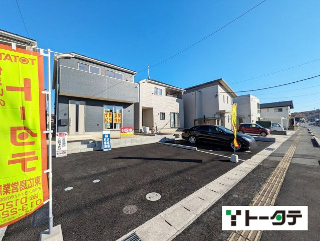 落ち着いた色合いを基調としたシックな外観、落ち着きのある印象です