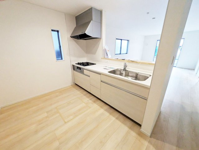 対面キッチンなので、調理や洗い物をしながらリビングダイニングを見渡せます。