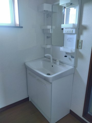 ルーベル東2条【独立洗面台】独立洗面台、小物を置くことができて便利です